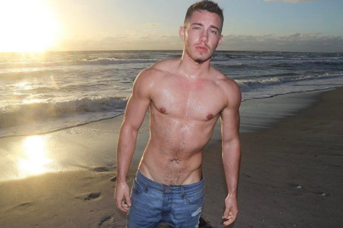 un-hombre-transgenero-comparte-unas-fotografias-increibles-de-su-progreso {keyword}